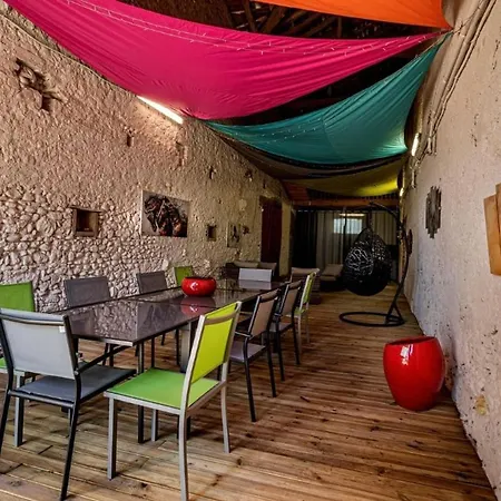 Avec Piscine Oda ve Kahvaltı 4*