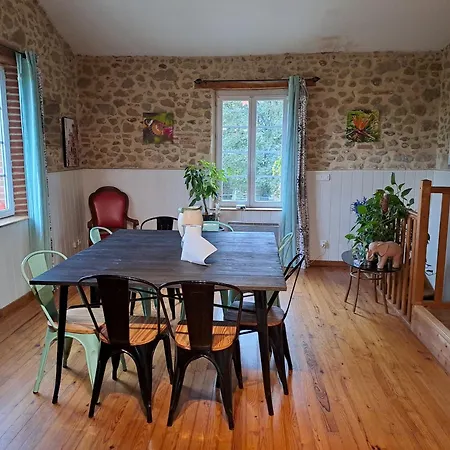 Avec Piscine Et Animaux Bed and breakfast